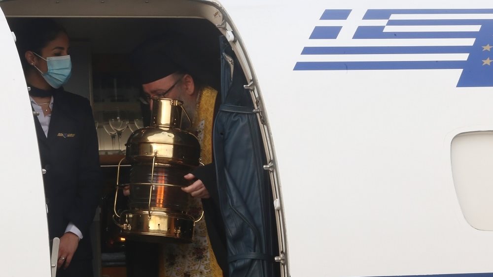 Το Άγιο Φως αφίχθη στο &quot;Ελ. Βενιζέλος&quot; και μεταφέρεται σε όλη τη χώρα