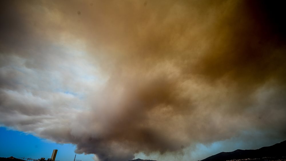 Φωτιά στην Αττική: Πρωτόγνωρες εικόνες και βίντεο από αεροπλάνα δείχνουν το τεράστιο πύρινο μέτωπο