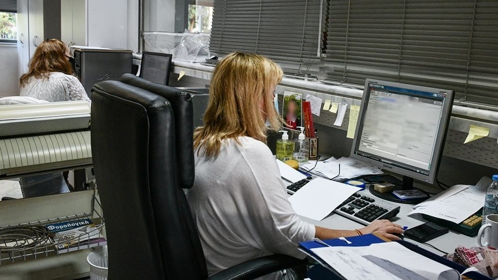 Έκθεση: Πώς ο υψηλός πληθωρισμός αύξησε τις φοροεπιβαρύνσεις μισθών σε Ελλάδα και χώρες ΟΟΣΑ