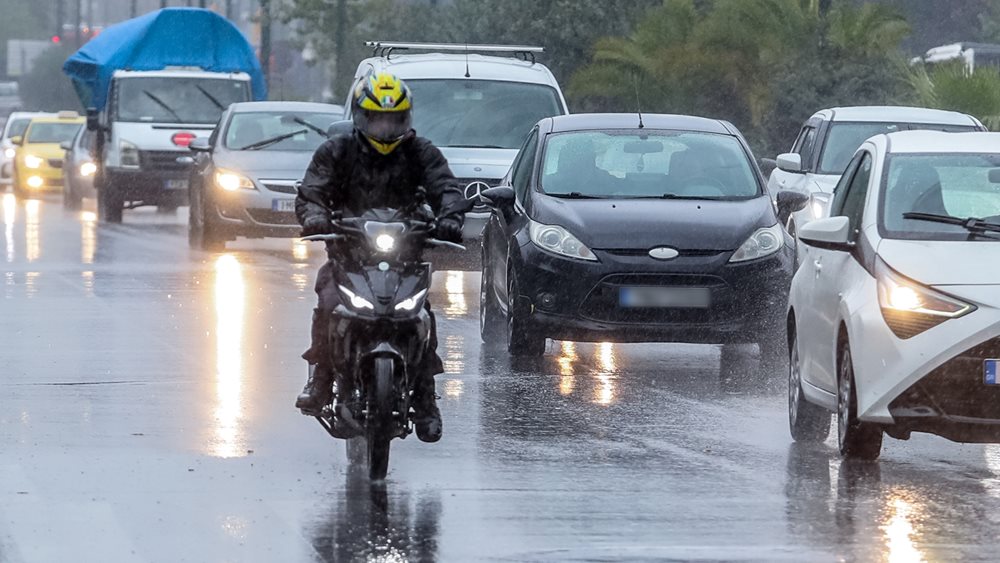 Διακοπή κυκλοφορίας στην Πειραιώς λόγω συσσώρευσης υδάτων