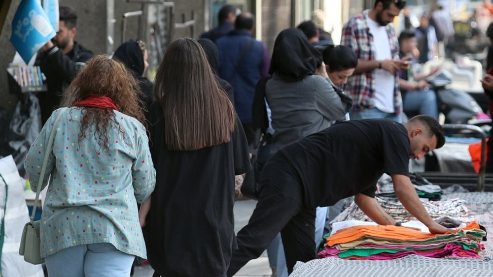 Τέλος η υποχρεωτικότητα της μαντίλας στο Ιράν