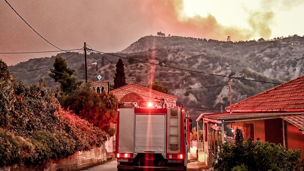 Φωτιά στην Κορινθία: Μάχη με τις αναζωπυρώσεις - Μηνύματα 112 για εκκένωση χωριών
