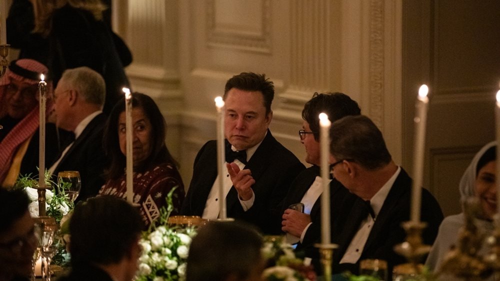 Ο Έλον Μασκ επέστρεψε στον Λευκό Οίκο - Στο επίσημο δείπνο του Τραμπ για τον Μπιν Σαλμάν