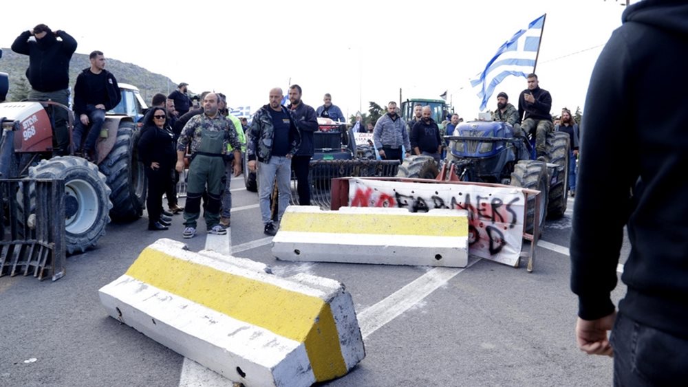 Ηράκλειο: Κλειστό το αεροδρόμιο - Εισέβαλαν στην πίστα αγρότες και κτηνοτρόφοι