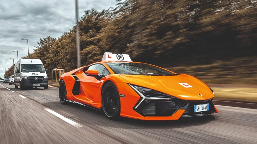 Πώς είναι να δίνεις εξετάσεις οδήγησης με Lamborghini Revuelto 1.000 ίππων