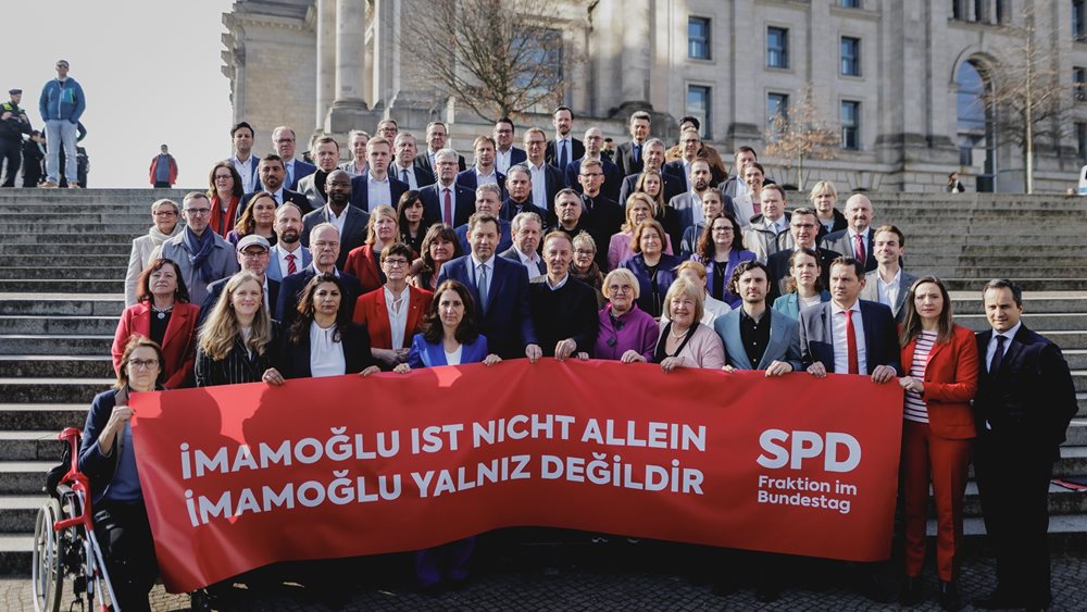 Γερμανία: Οι βουλευτές του SPD ανήρτησαν πανό υπέρ του Ιμάμογλου