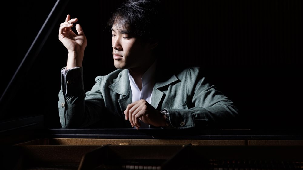 Φεστιβάλ της Άνοιξης 2025: Ο Bruce Liu με την Amsterdam Sinfonietta στο Μέγαρο
