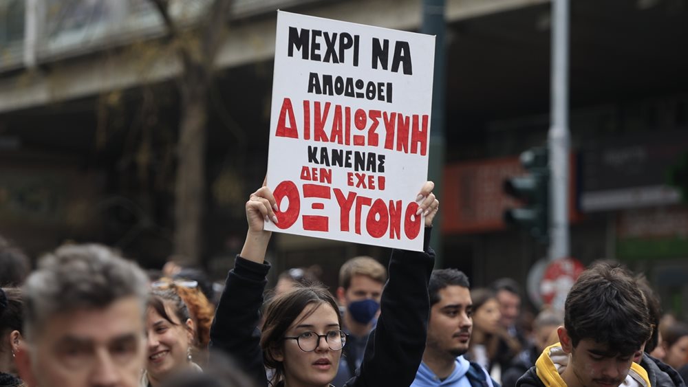 Τεμπη: Λαοθάλασσα σε όλη την Ελλάδα στη μνήμη των θυμάτων της τραγωδίας - Επεισόδια σε Αθήνα, Θεσσαλονίκη