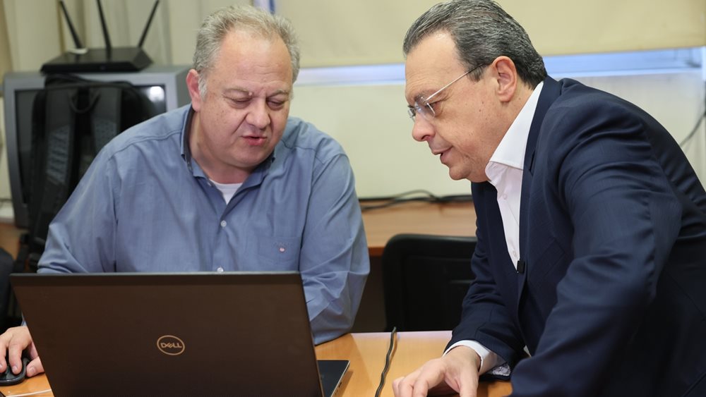 Συνάντηση Φάμελλου με Παπαζάχο: Η πολιτεία να αναλάβει τη λειτουργία παρατηρητηρίου του ηφαιστείου της Σαντορίνης