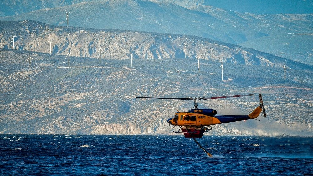 Φωτιά στην Κορινθία: Ολονύχτια μάχη με διάσπαρτες εστίες πυρκαγιάς