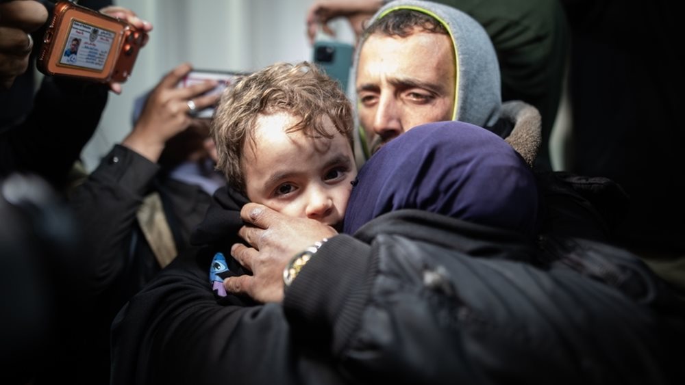 Ράφα: Με δάκρυα στα μάτια, οι πρώτοι Παλαιστίνιοι της Γάζας επιστρέφουν από την Αίγυπτο