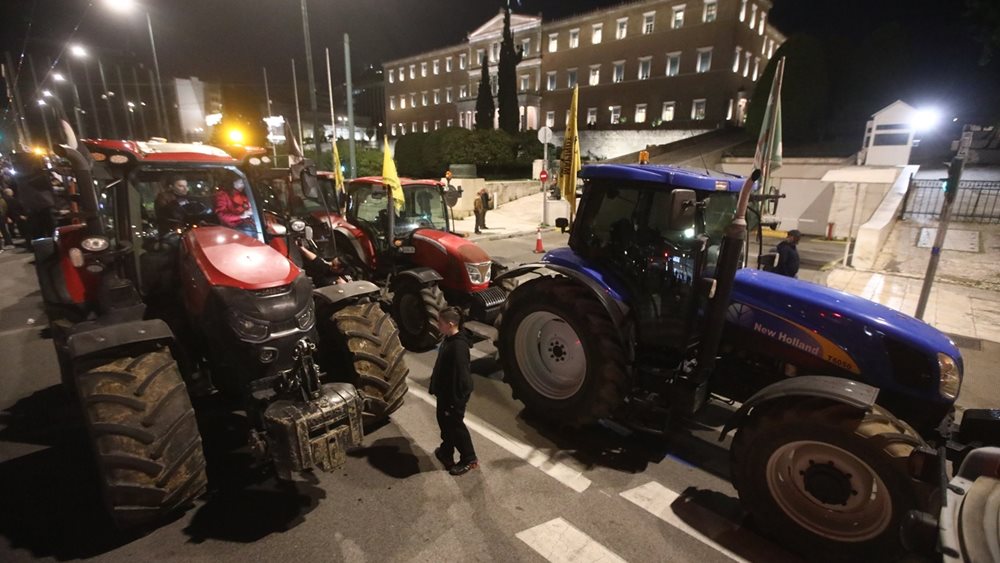 Αγρότες: Ολονυχτία στο Σύνταγμα με 44 τρακτέρ – Τα αιτήματα, τα πολιτικά μηνύματα και η ώρα της αποχώρησης