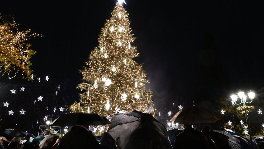 Φωταγωγήθηκε το χριστουγεννιάτικο δέντρο της Αθήνας
