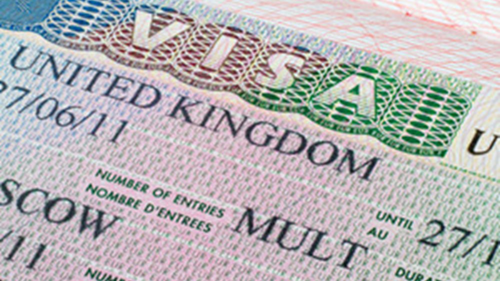 Politico: Η Βρετανία μπλοκάρει βίζες σε χώρες που δεν επαναπατρίζουν μετανάστες α λα Τραμπ