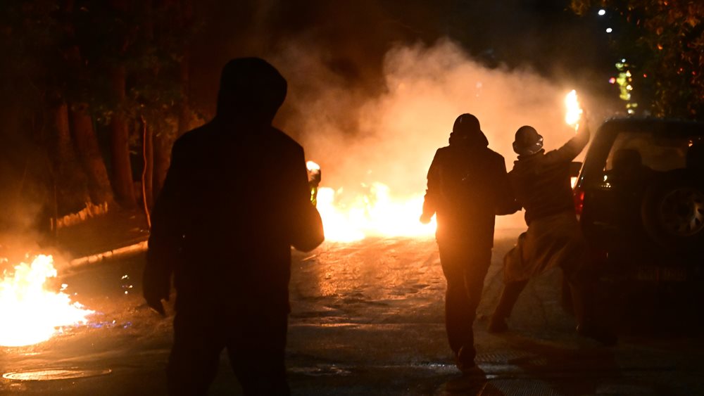 Επέτειος Αλ. Γρηγορόπουλου: Επεισόδια σε Εξάρχεια και Θεσσαλονίκη μετά τις πορείες