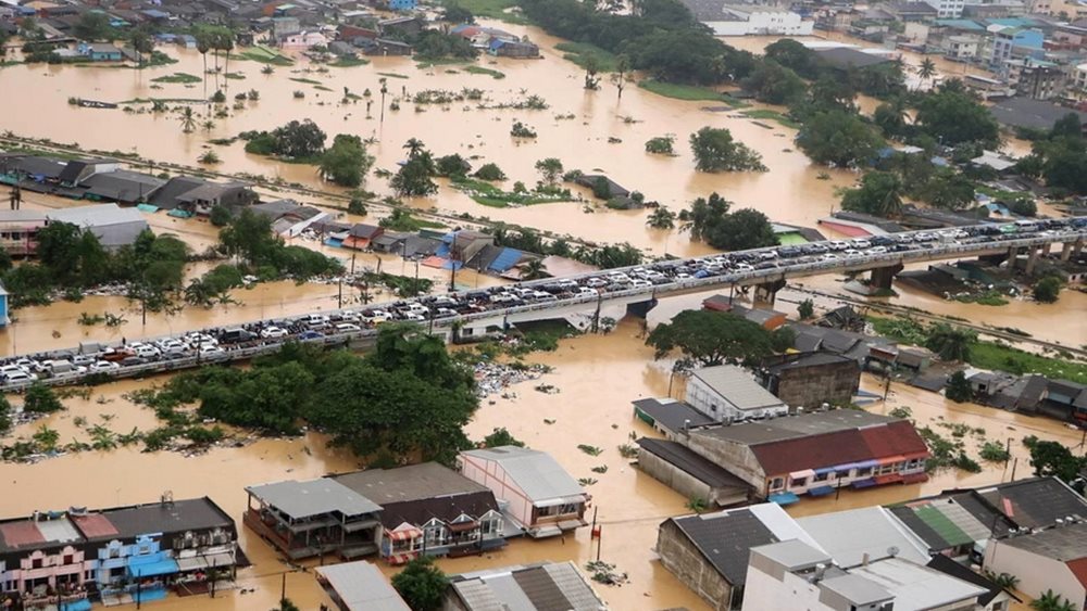 Στους 55 οι νεκροί από τις πλημμύρες στην Ταϊλάνδη - 61 νεκροί από τον κυκλώνα στη Σουμάτρα