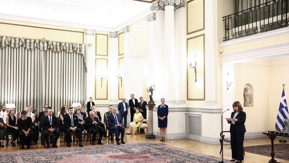 Η Κατερίνα Σακελλαροπούλου επέδωσε τιμητικές διακρίσεις σε συμπολίτες μας