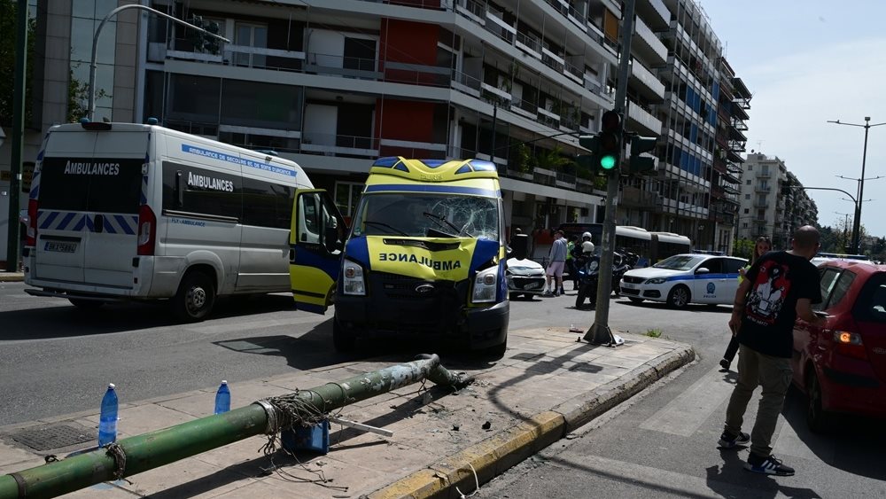 Ασθενοφόρο έπεσε σε κολώνα στο κέντρο της Αθήνας – Πέντε οι τραυματίες