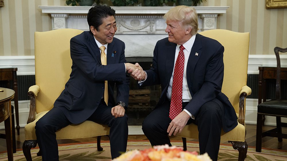 Στενότερη συνεργασία Trump-Abe απέναντι στη Β. Κορέα
