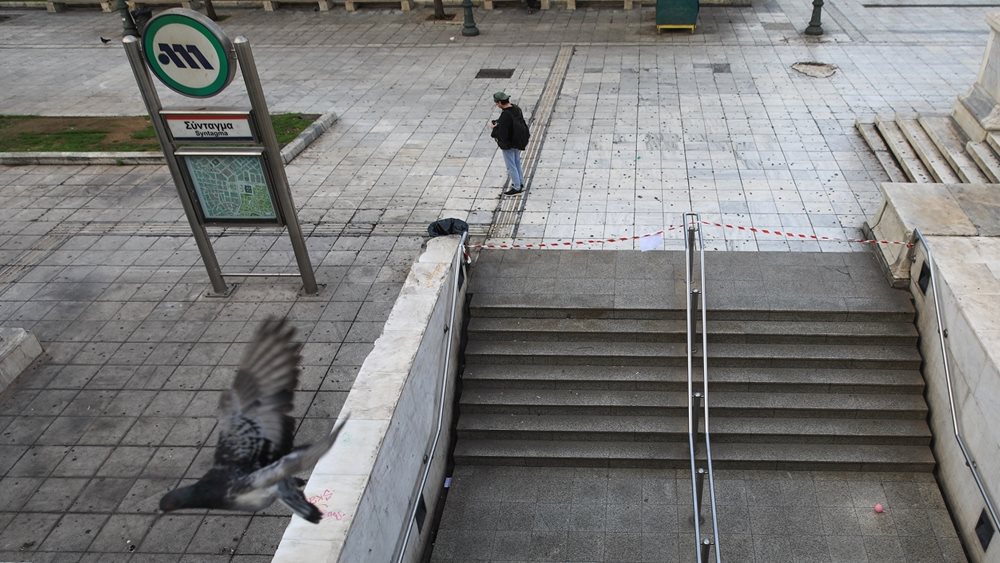 Απεγκλωβίστηκε άνδρας που έπεσε στις ράγες του Μετρό στον σταθμό Ευαγγελισμός