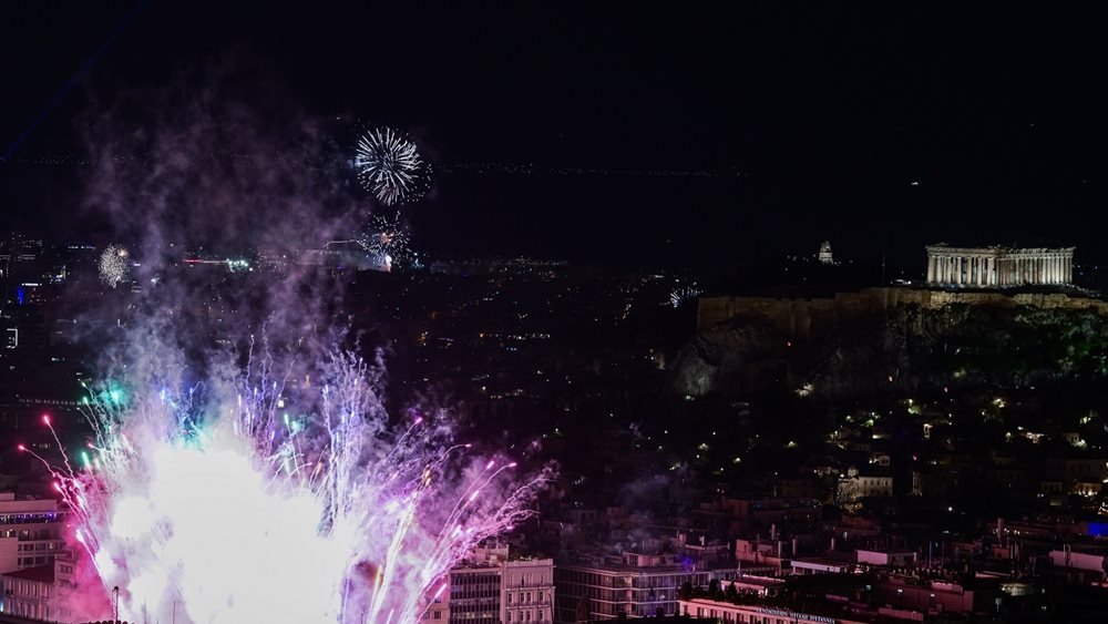 Με μουσική, drone show και... αθόρυβα πυροτεχνήματα η Αθήνα υποδέχθηκε το 2026