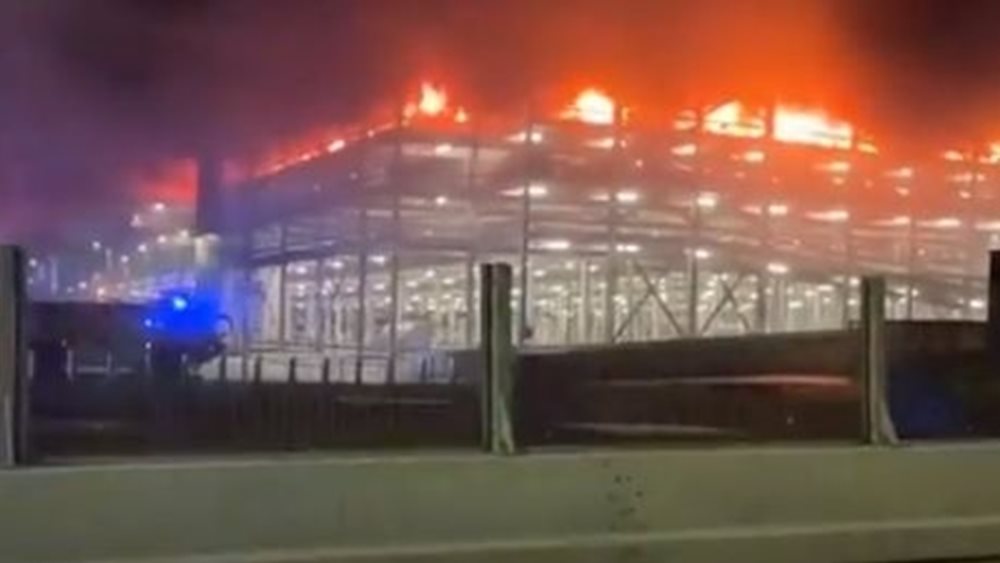 Ξαναρχίζουν οι πτήσεις στο αεροδρόμιο του Λούτον 17 ώρες μετά την πυρκαγιά