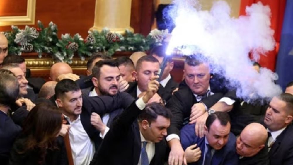 Αλβανία: Συγκρούσεις μέσα στο κοινοβούλιο εν μέσω κατηγοριών εις βάρος της κυβέρνησης Ράμα για διαφθορά