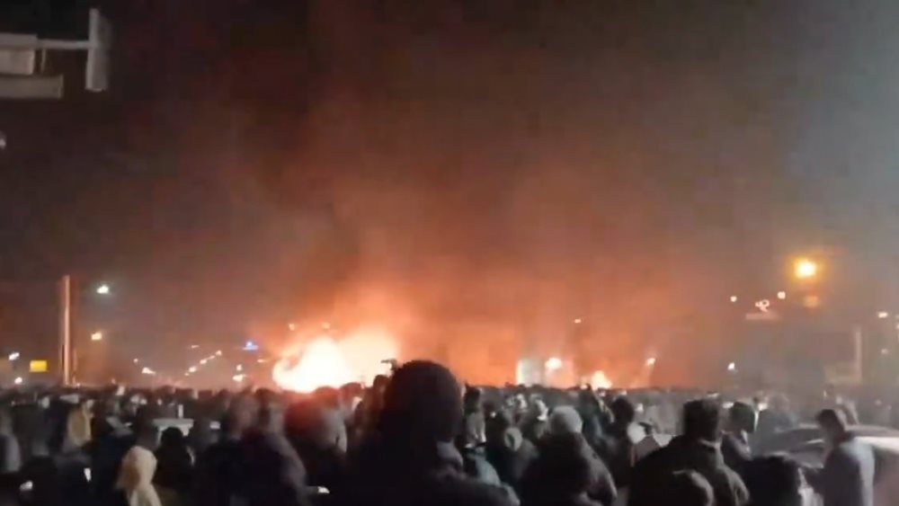 Ιράν: Εξαπλώνονται οι μαζικές διαδηλώσεις - "Αυτή είναι η τελευταία μάχη, ο Παχλαβί θα επιστρέψει", φωνάζουν οι διαδηλωτές