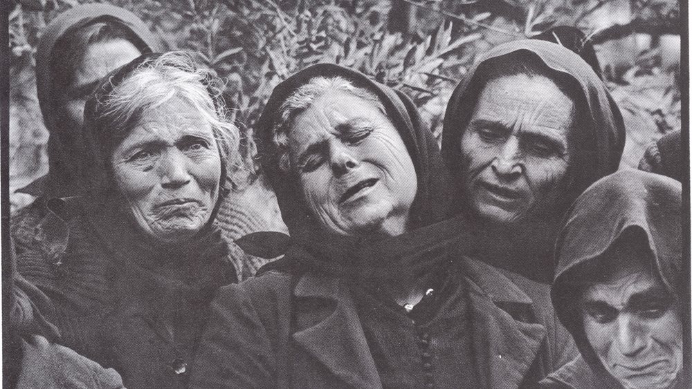 "Του μοιρολογιού το μύρο"