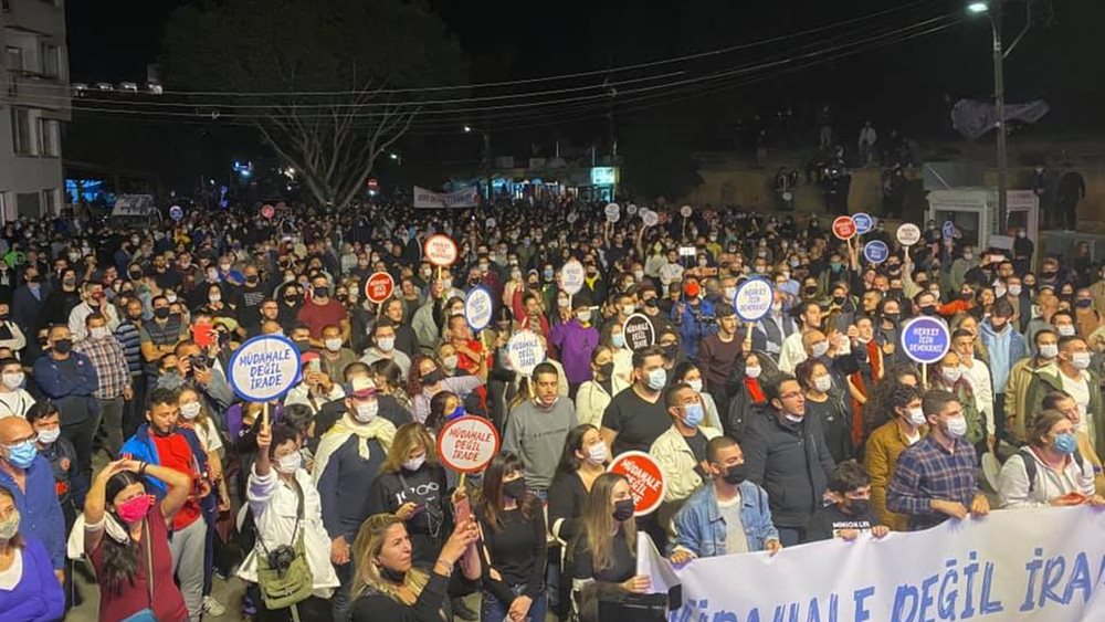 Χιλιάδες Τουρκοκύπριοι διαδήλωσαν στην κατεχόμενη Λευκωσία κατά της πολιτικής Ερντογάν