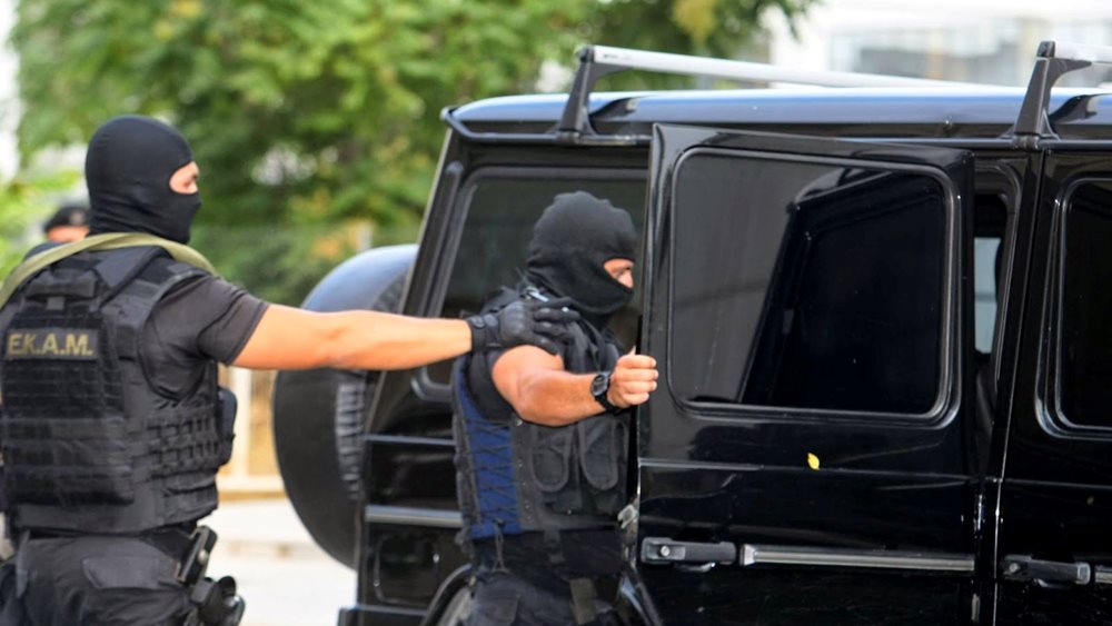 Συνελήφθη ο 28χρονος άνδρας που απειλούσε να αυτοκτονήσει στην Αχαρνών - Αποκαταστάθηκε η κυκλοφορία