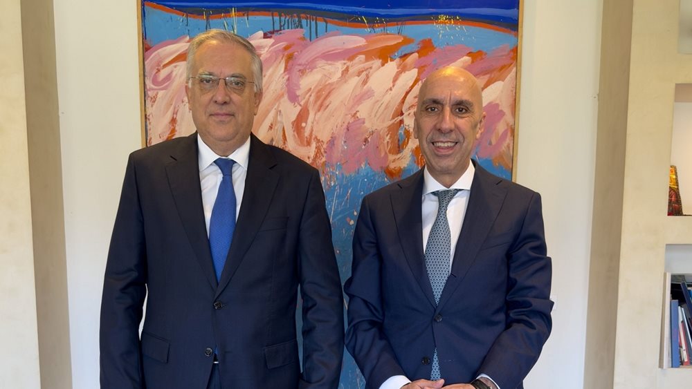 Το νέο παραγωγικό πρότυπο και η θεσμική σταθερότητα στο επίκεντρο της συνάντησης Θεοδωρικάκου – Μπρατάκου