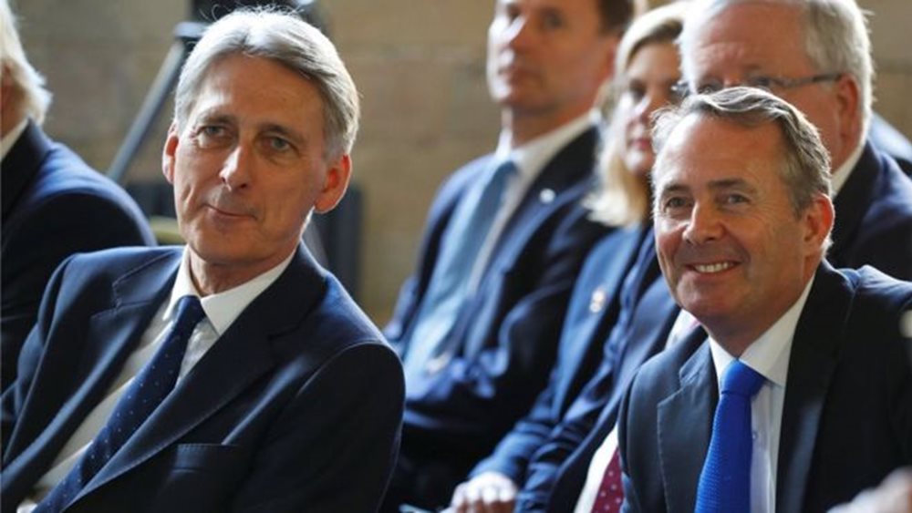 Υπέρ μιας μεταβατικής περιόδου για το Brexit οι Hammond, Fox