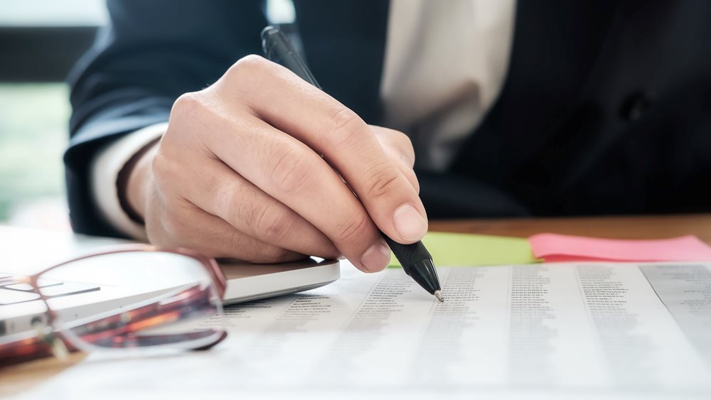 Ποιοι επαγγελματίες γλιτώνουν τη νέα τεκμαρτή φορολόγηση