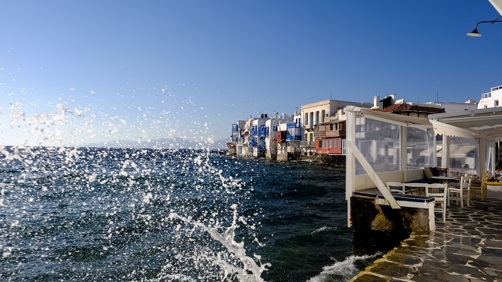 Το δύσκολο καλοκαίρι της Μυκόνου: Πτώση σε αφίξεις, καταλύματα και εστίαση