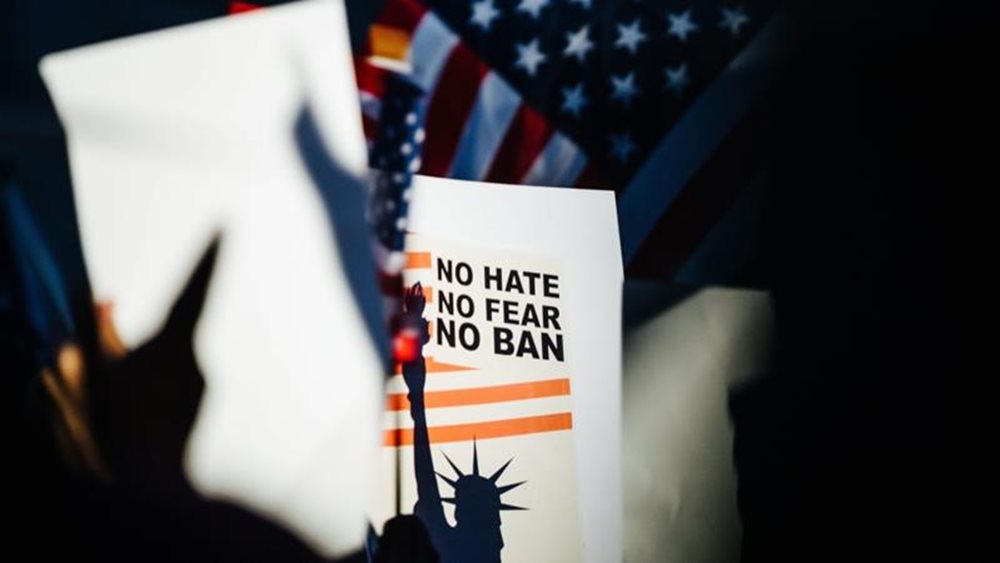 Δικαστής μπλόκαρε προσωρινά το αντιμεταναστευτικό διάταγμα Trump