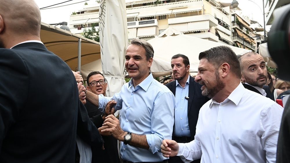 PM Mitsotakis visits Vyronas, expresses support for candidate governor Nikos Hardalias