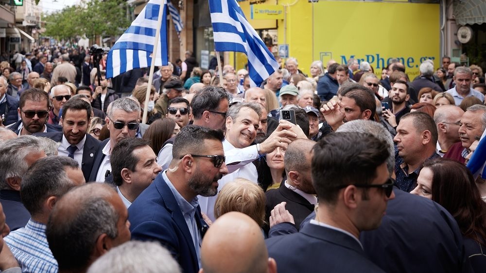 PM Mitsotakis sends message from Chios, urging voters to rally