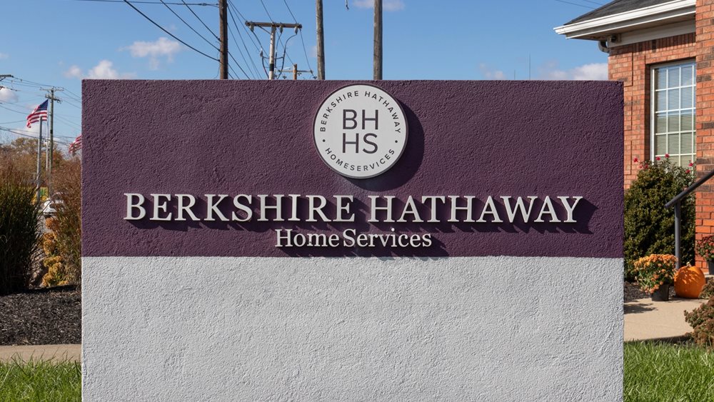 Η Berkshire Hathaway του Γουόρεν Μπάφετ ξεπέρασε το $1 τρισ. σε κεφαλαιοποίηση