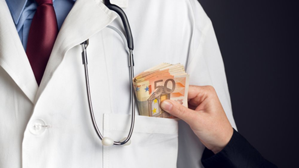 Ιπποκράτειο: Στις 22 Σεπτεμβρίου η δίκη του διευθυντή Καρδιοχειρουργικής που συνελήφθη για "φακελάκι"