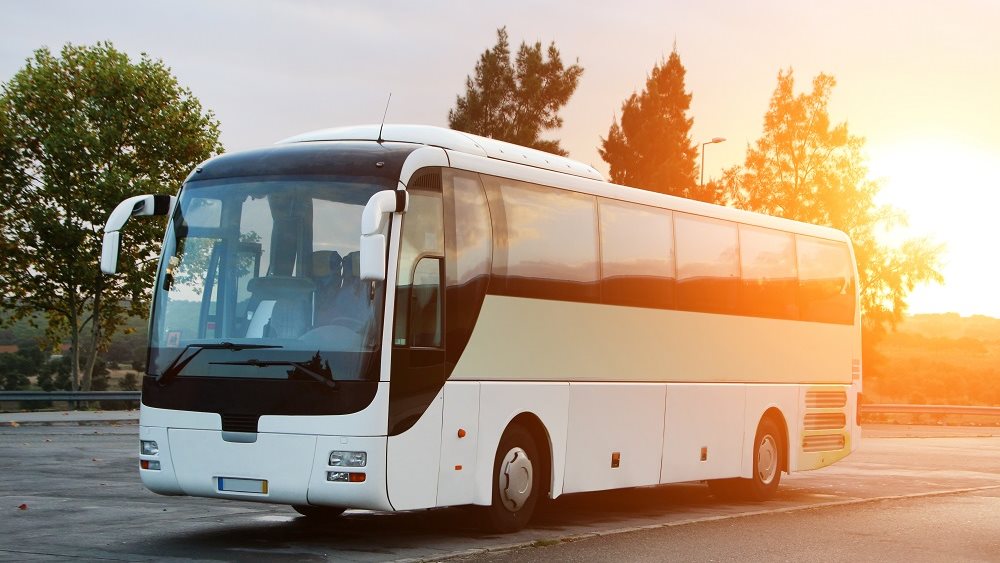 ΥΠΟΙΚ: Μειώνονται τα τέλη κυκλοφορίας για τα τουριστικά λεωφορεία