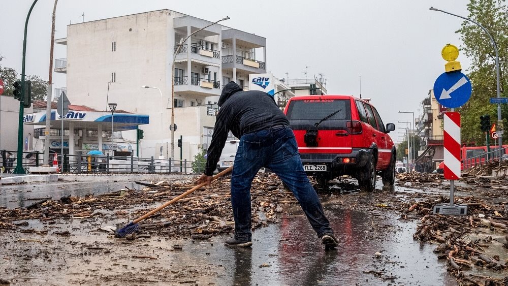 Πυροσβεστική: 690 κλήσεις από το πρωί λόγω της κακοκαιρίας