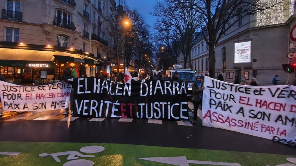 Γαλλία: Χιλιάδες πολίτες διαδήλωσαν για τον θάνατο ενός Μαυριτανού μετανάστη υπό αστυνομική κράτηση