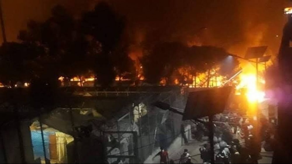 Πύρινη κόλαση στη Μόρια: Κάηκε ο καταυλισμός - Στον δρόμο 13.000 μετανάστες