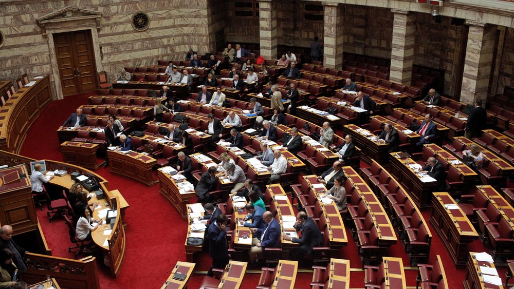 Σε εξέλιξη η συζήτηση στη Βουλή για την τροπολογία Τσίπρα