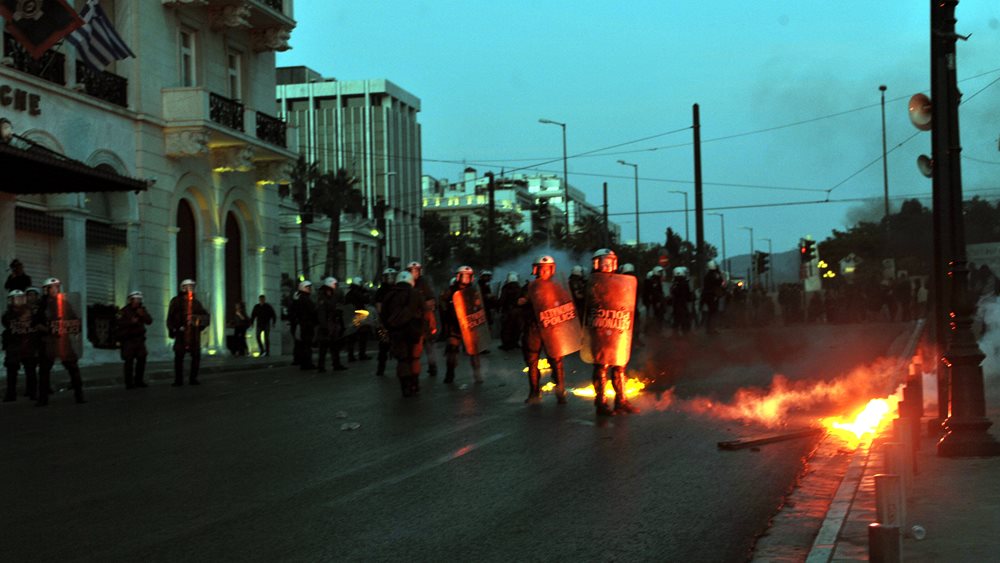 Επεισόδια στο κέντρο της Αθήνας από κουκουλοφόρους