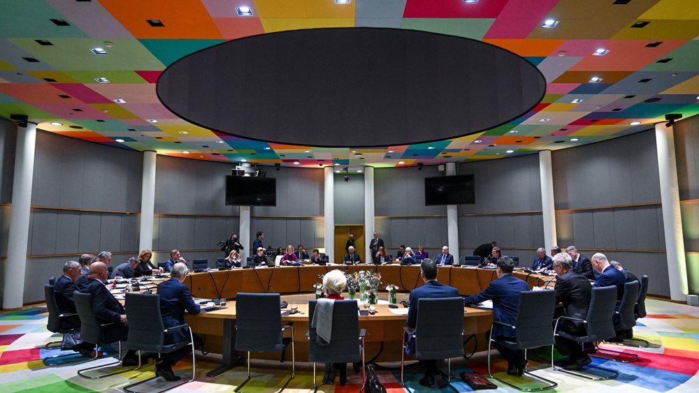 Προς αποκλιμάκωση της έντασης Ε.Ε.- ΗΠΑ:  Τα μηνύματα των "27" ηγετών, οι "κόκκινες γραμμές" και η πρόταση Μητσοτάκη