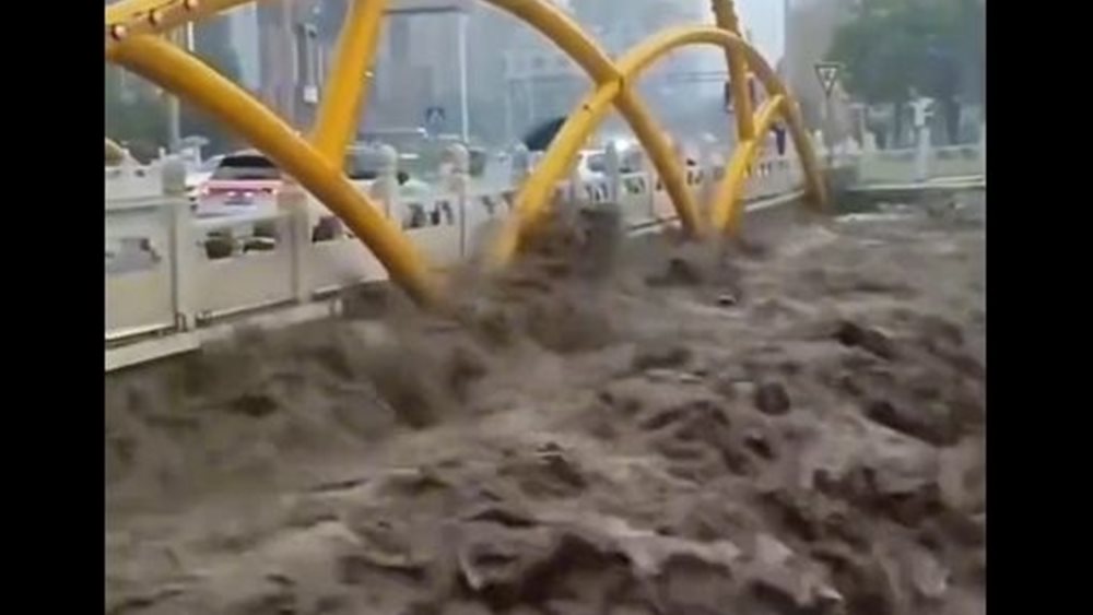 Πεκίνο: Bρίσκεται σε ύψιστο συναγερμό για πλημμύρες, καθώς ο τυφώνας Doksuri πλήττει την Κίνα - Τουλάχιστον δύο νεκροί