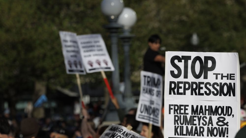 ΗΠΑ: Χιλιάδες διαδηλωτές βγήκαν χθες στους δρόμους καταγγέλλοντας τις πολιτικές Τραμπ