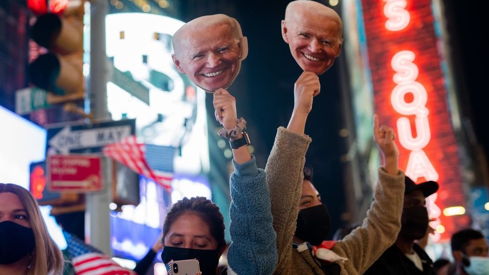 Η νίκη Μπάιντεν δίνει "φτερά" στο ευρώ, αλλά το δολάριο παραμένει "βασιλιάς"